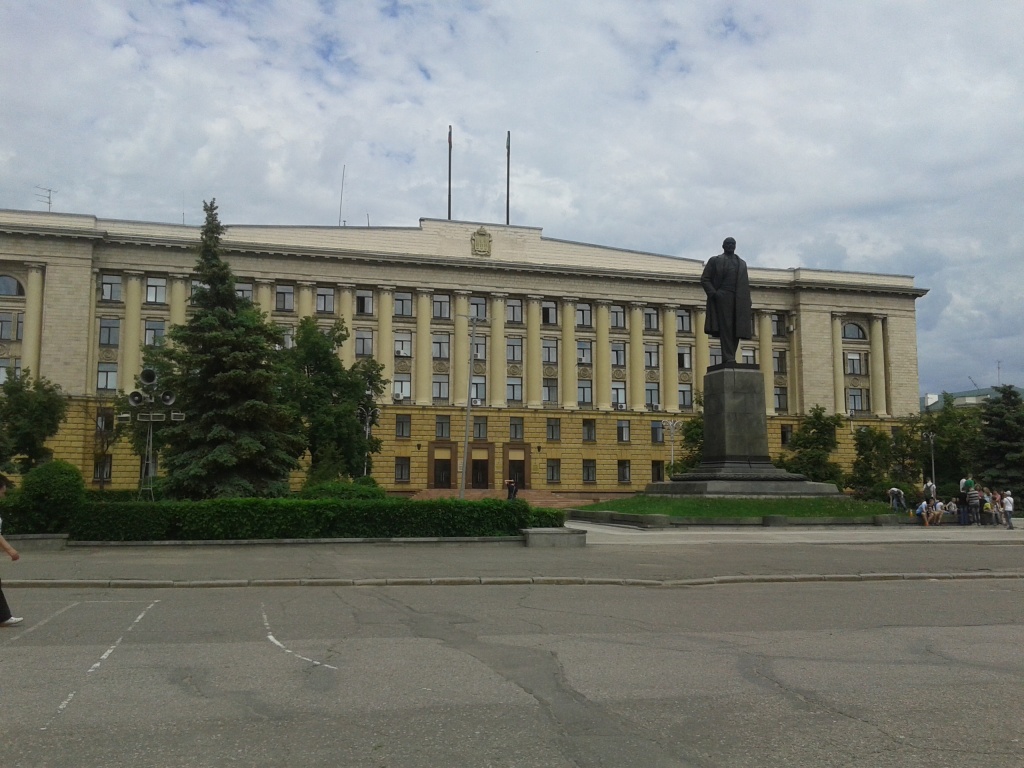 Над зданием Правительства Пензенской области висит порванный флаг